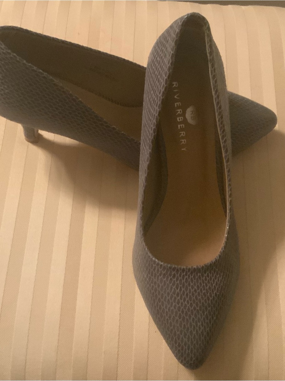 Gray Textured Pointed-Toe kitten Heels size 7